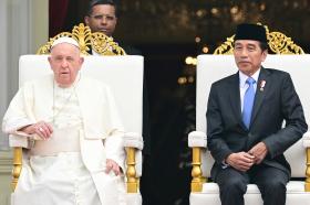 Indonesia bắn đại bác chào mừng Giáo hoàng Francis 