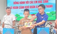  Khám bệnh, tặng quà người có công, thiếu nhi huyện Gia Lộc 