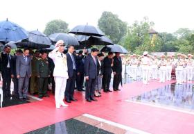  Tổng Bí thư, Chủ tịch nước Lào viếng Chủ tịch Hồ Chí Minh, tưởng niệm các Anh hùng liệt sỹ 