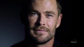 Chris Hemsworth gây bất ngờ khi chơi trống 