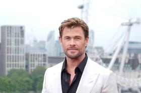 Chris Hemsworth gây bất ngờ khi chơi trống 