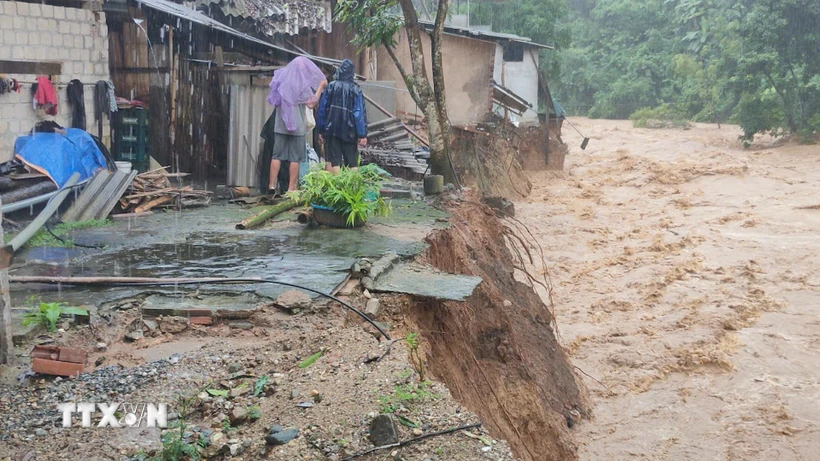  Thanh Hóa: Sạt lở đất đá vào khu ký túc xá, di dời khẩn cấp 214 học sinh 