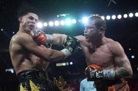 Canelo Alvarez bảo vệ 4 đai siêu trung thế giới 