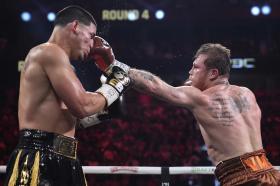 Canelo Alvarez bảo vệ 4 đai siêu trung thế giới 