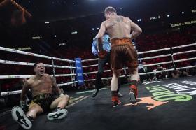 Canelo Alvarez bảo vệ 4 đai siêu trung thế giới 