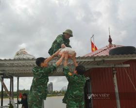 Áp thấp nhiệt đới đang tiến vào đất liền, dân Quảng Bình chằng buộc, gia cố nhà cửa...  第3张