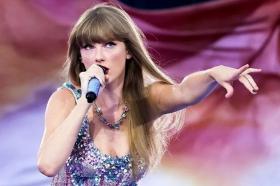 Phản ứng trái chiều trước bài viết chê &quot;Taylor Swift là hình mẫu xấu&quot;