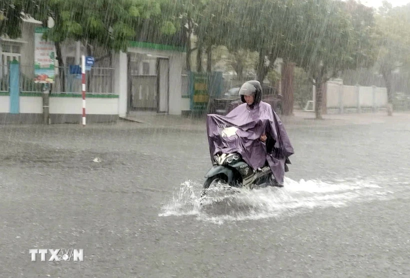  Quảng Nam: Nhiều tuyến đường ở thành phố Tam Kỳ bị ngập nước do mưa lớn 