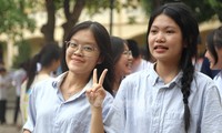  Điểm chuẩn đại học &apos;chót vót&apos;, mừng hay lo? 