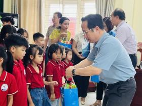  Hà Nội: Hàng trăm trường phải học trực tuyến, thầy trò tất tả &apos;chạy&apos; bão lũ 第5张