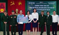  Ngân hàng BIDV và Báo Tiền Phong tặng quà Tết thương bệnh binh tỉnh Thái Bình 