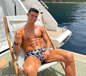 Cristiano Ronaldo là &quot;vua&quot; trên Instagram: Kiếm 57 tỷ đồng từ một đăng tải