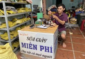 Anh chủ xưởng sửa giày miễn phí để trả ơn đời  第1张