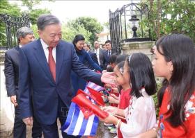  Tổng Bí thư, Chủ tịch nước thăm Đại sứ quán và cộng đồng người Việt Nam tại Cuba 