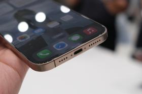 Chi phí thay pin iPhone 16 Pro tăng vọt 