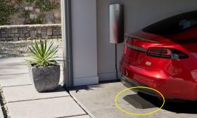 Tesla hé lộ sạc không dây cho xe điện 