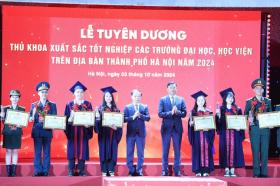  Tuyên dương 100 thủ khoa xuất sắc: Tạo nguồn nhân lực chất lượng cao phát triển của Thủ đô 