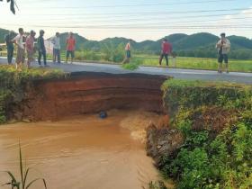 Nước lũ tràn về &quot;gặm&quot; gần đứt tỉnh lộ ở Lâm Đồng