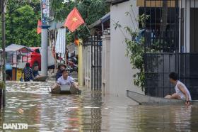 Hà Nội: Nước lũ dâng cao hơn 5m, người dân &quot;sơ tán&quot; đàn lợn lên tầng 3  第5张