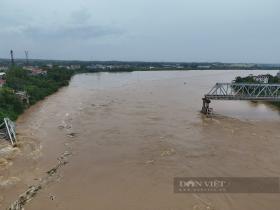 Vụ sập cầu Phong Châu: Quân đội tập kết thiết bị, chuẩn bị bắc cầu phao qua sông Hồng