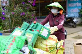 Nông dân Đà Lạt mang vỏ thuốc trừ sâu đi đổi quà tặng