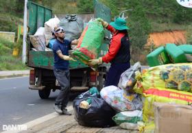 Nông dân Đà Lạt mang vỏ thuốc trừ sâu đi đổi quà tặng