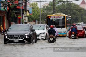 Đường phố Hà Tĩnh ngập sâu do mưa lớn khiến nhiều phương tiện chết máy  第2张