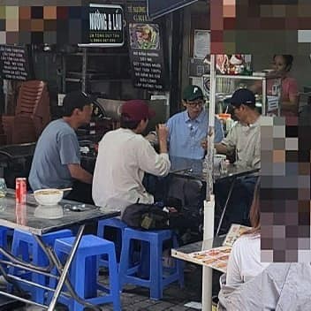  &apos;MC quốc dân&apos; Yoo Jae Suk và dàn sao Hàn ăn phở, dạo phố Hà Nội 