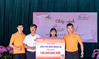  &apos;Cùng Tiền Phong nâng bước em tới trường&apos; trao tặng 500 triệu đồng cho học sinh Lào Cai 