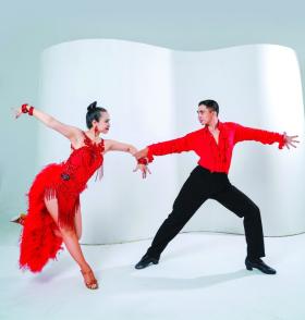 
Nữ doanh nhân tỏa sáng trên sàn đấu dancesport quốc tế 
