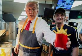  Ứng viên tổng thống Mỹ của đảng Cộng hòa Donald Trump &apos;phục vụ&apos; ở McDonald&apos;s 