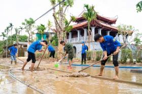  Thanh niên dọn bùn khu vực Nhà lưu niệm Đại tướng Võ Nguyên Giáp 