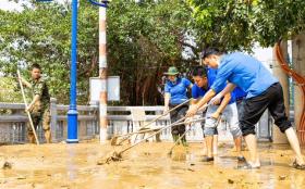  Thanh niên dọn bùn khu vực Nhà lưu niệm Đại tướng Võ Nguyên Giáp 