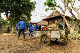  Thanh niên dọn bùn khu vực Nhà lưu niệm Đại tướng Võ Nguyên Giáp 