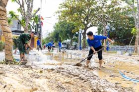  Thanh niên dọn bùn khu vực Nhà lưu niệm Đại tướng Võ Nguyên Giáp 