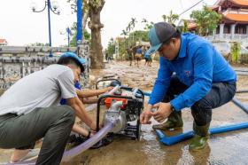  Thanh niên dọn bùn khu vực Nhà lưu niệm Đại tướng Võ Nguyên Giáp 