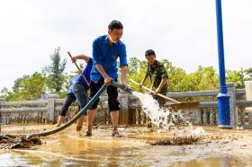  Thanh niên dọn bùn khu vực Nhà lưu niệm Đại tướng Võ Nguyên Giáp 