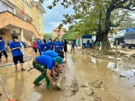  Thanh niên dọn bùn khu vực Nhà lưu niệm Đại tướng Võ Nguyên Giáp 第11张